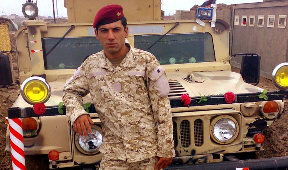 Btoo, fotografado ao lado de um veículo Humvee do Exército americano, era sargento no Exército iraquiano  (Foto: World of Wonder Productions)