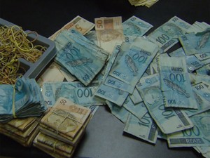 Dinheiro apreendido durante ação da polícia em Sumaré, SP (Foto: Reprodução / EPTV)