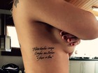Natalia Casassola faz topless para mostrar novas tatuagens