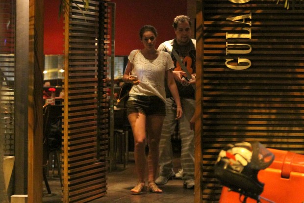 Bruna Marquezine e Tiago Abravanel deixam restaurante no Rio (Foto: Wallace Barbosa/AgNews)