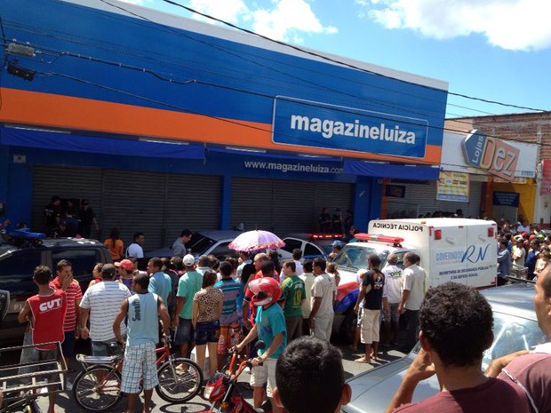 Troca de tiros aconteceu na loja da Magazine Luiza na avenida Tomaz Landim, na Zona Norte de Natal (Foto: Luiz Beserra/Inter TV Cabugi) Troca de tiros aconteceu na loja da Magazine Luiza na avenida Tomaz Landim, na Zona Norte de Natal (Foto: Luiz Beserra/Inter TV Cabugi)