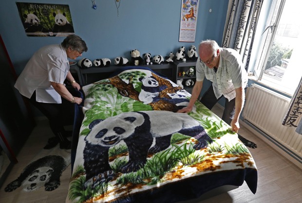 Celine Cornet mostra panda de 1978, que deu origem  coleo (Foto: Yves Herman/Reuters)