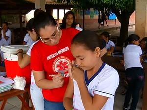 Vacinação é realizada nas escolas (Foto: Reprodução/TV Tapajós)