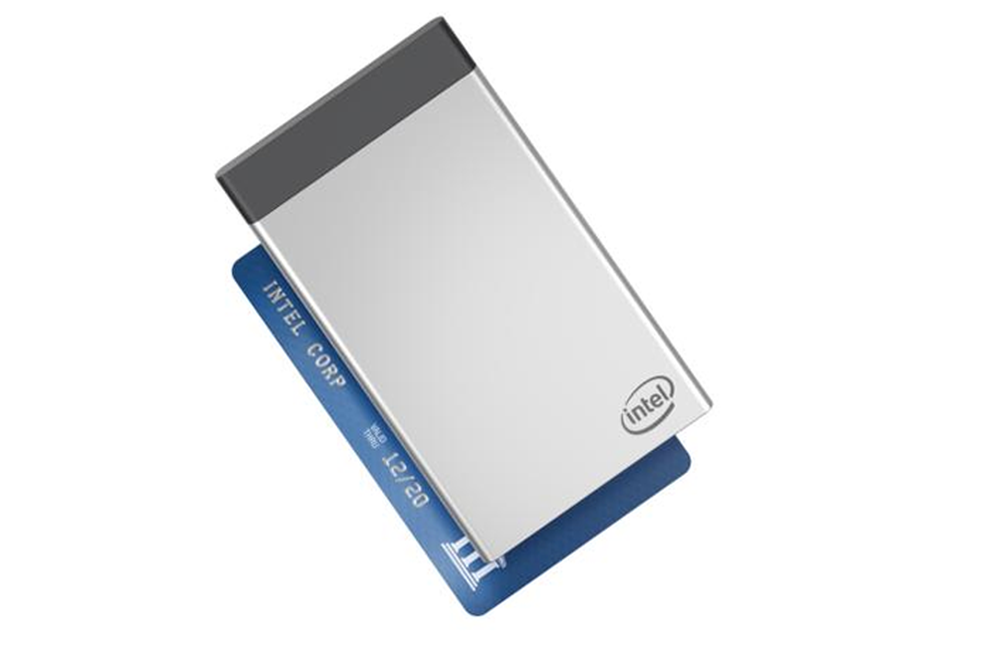 Mesmo com dimensões similares a de um cartão de crédito, o Compute Card pode abrigar processador i5 e 4 GB de RAM (Foto: Divulgação/Intel)