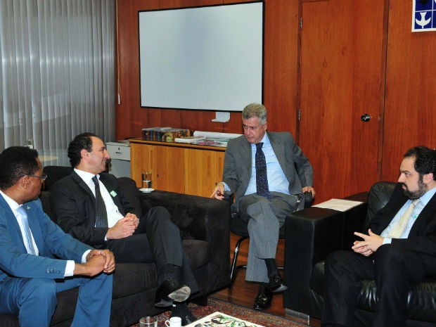 Gestores do hospital Sírio-Libanês em reunião no Buriti com o governador do DF, Rodrigo Rollemberg, e o secretário de Saúde, João Batista de Sousa (Foto: Tony Winston/GDF/Divulgação)