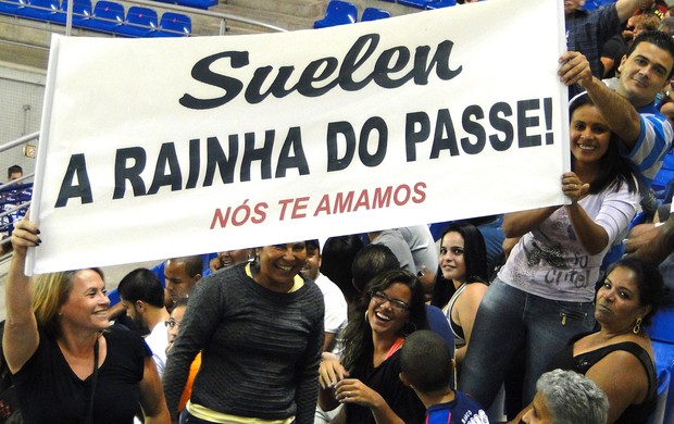 Vôlei, família da líbero Suelen, do Campinas, exibe faixa em Belo Horizonte (Foto: Marco Antônio Astoni / Globoesporte.com)