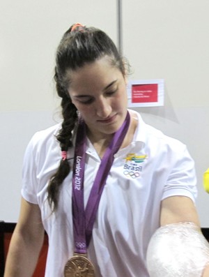 mayra braço (Foto: Gabriele Lomba / Globoesporte.com)