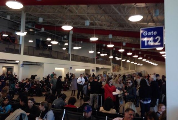 Passageiros aguardam no Terminal Bradley do aeroporto de Los Angeles após tiroteio. Segundo testemunha, todos estão em segurança (Foto: Reprodução/Twitter/John Forstrom)