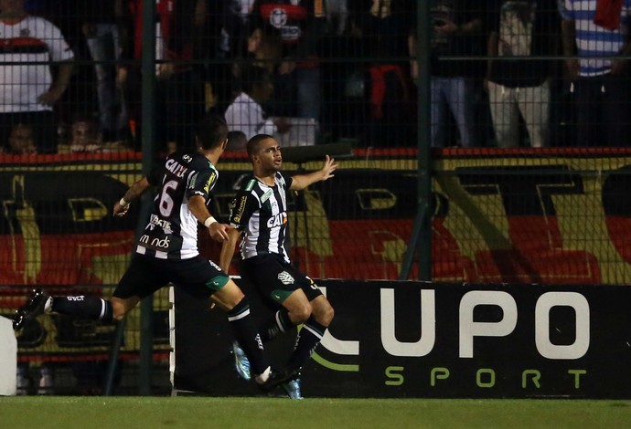 Clayton gol Figueirense x Flamengo (Foto: CRISTIANO ANDUJAR - Agência Estado)