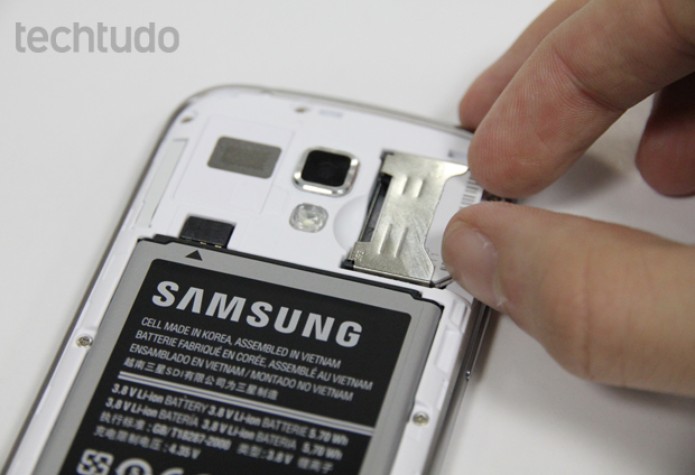 Galaxy S Duos traz slots que dificultam a retirada dos chips (Foto: Elson de Souza/TechTudo)