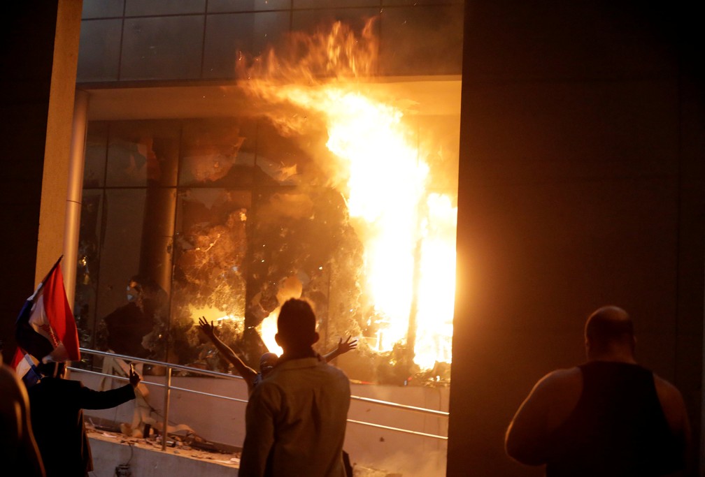 Congresso do Paraguai é incendiado por manifestantes nesta sexta-feira (31) após aprovação de medida que autoriza a reeleição presidencial (Foto: REUTERS/Jorge Adorno)