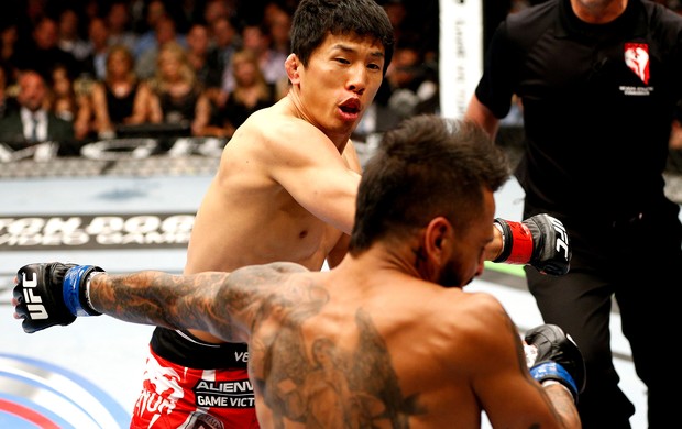 UFC 173  Takeya Mizugaki; Francisco Rivera (Foto: Agência Getty Images)