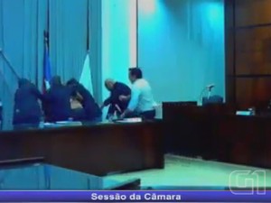 Ex-prefeito invadiu o plenário após a sessão ter sido suspensa devido a discussão entre parlamentares (Foto: Portal Orlândia Online)