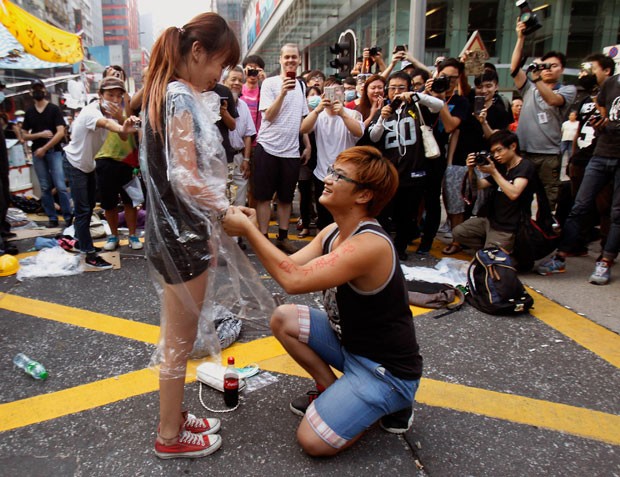 Yau Chi-hang, de 22 anos, pediu em casamento sua namorada, Crystal Chan, de 21, durante os protestos em Hong Kong (Foto: Liau Chung-ren/Reuters)