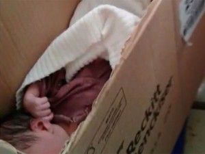 Bebê foi encontrada em caixa depositada dentro de lixeira (Foto: Imagens / TV Bahia)
