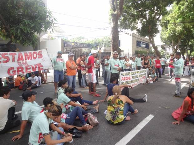 Agentes de saúde cobram melhorias trabalhistas.  (Foto: Thais Rezende/ G1)