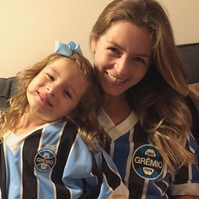 Atriz Bianca Castanho Michel Teló comemora com a filha o título do Grêmio na Copa do Brasil (Foto: Instagram/ Reprodução)