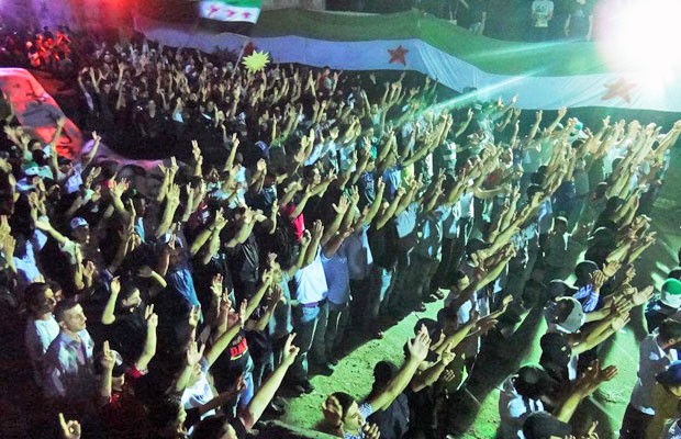 Imagem fornecida por civis mostra protesto em região de damasco (Foto: AP)