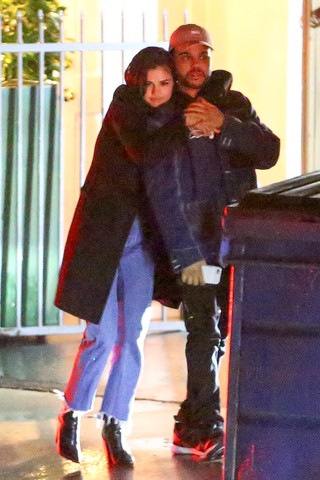 Selena Gomez e The Weeknd trocam beijos e curtem clima de romance  (Foto: AKM)