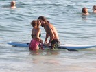 Sheron Menezzes mostra corpão e beija muito em dia de praia