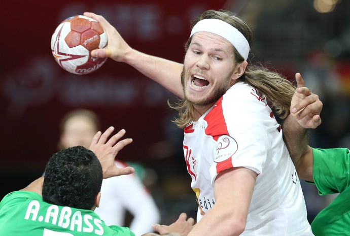 Mikkel Hansen no jogo da Dinamarca contra a Arábia Saudita (Foto: EFE)