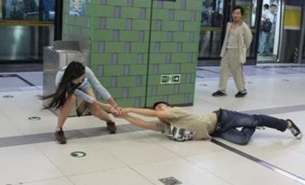 Casal é flagrado em 'briga épica' em metrô chinês por causa de iPhone