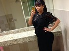 Kim Kardashian exibe barriga de gravidez em frente ao espelho