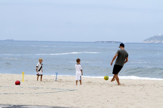 Fernanda Lima e Rodrigo Hilbert com os filhos na praia do Leblon, RJ (Foto: Gil Rodrigues/ FotoRio News)