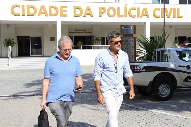 Leonardo Vieira saindo da cidade dá polícia (Foto: Roberto Filho / BRAZIL NEWS)