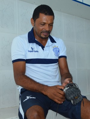 Nadélio Rocha se prepara para comandar mais um treino no Confiança (Foto: João Áquila, GLOBOESPORTE.COM)