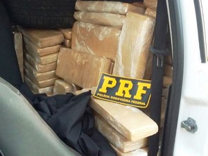 Dentro de caminhonete também havia tabletes da droga (Foto: PRF/Divulgação)
