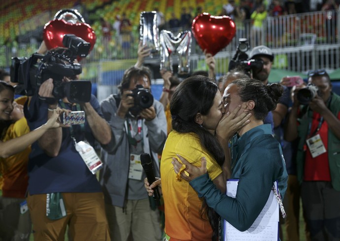 Jogadora de rugby do Brasil após receber pedido de casamento de voluntária (Foto: Reuters)