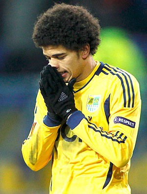 Taison na partida do Metalist  (Foto: Reuters)