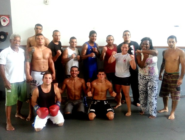 Yamaguchi Falcão (de azul, ao centro) e os lutadores da equipe Fight Society (Foto: Richard Pinheiro/Globoesporte.com)