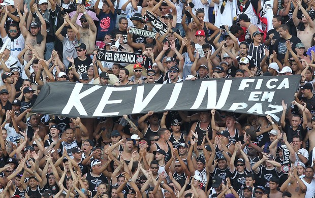 Faixa com o nome Kevin na torcida do Corinthians (Foto: Márcio Fernandes/Agência Estado)