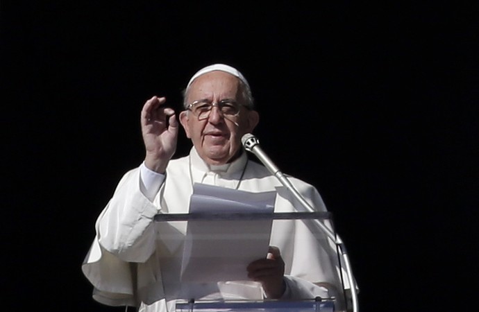 Papa Francisco durante o oração do Angelus, no Vaticano, neste domingo (Foto: AP Photo/Gregorio Borgia) Papa Francisco durante o oração do Angelus, no Vaticano, neste domingo (Foto: AP Photo/Gregorio Borgia)