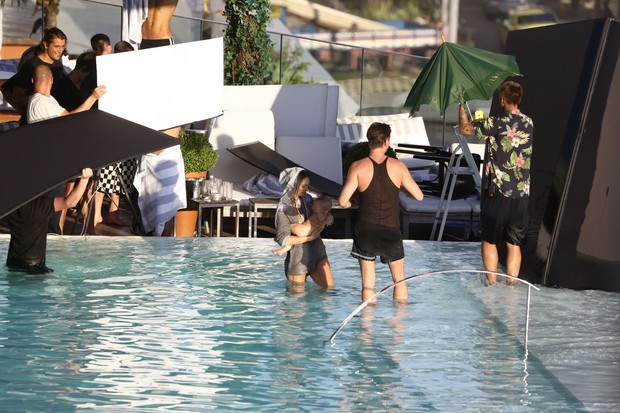 Candice Swanapoel com o filho na piscina (Foto: Gabriel Reis e André Freitas / Ag. News)