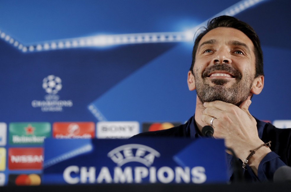 Buffon: em 1998, quando Mbappé nascia, ele já tinha uma Copa do Mundo no currículo (Foto: Reuters)