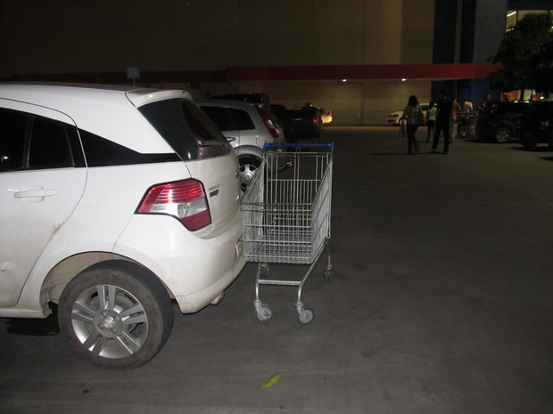 No estacionamento de supermercados as pessoas deixam os carrinhos na frente de outros carros ou ocupando vagas. (Foto: Fabiana De Mutiis/G1)