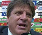 Técnico do México reclama de penalidade (Reprodução/Sport TV)