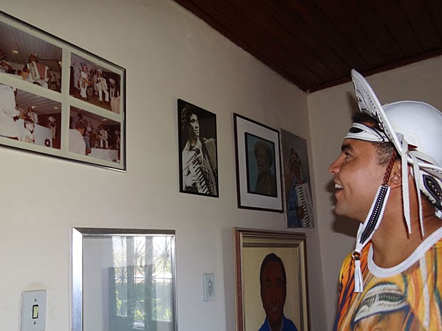 Chambinho do Acordeon visita museu de Luiz Gonzaga (Foto: Luna Markman / G1)