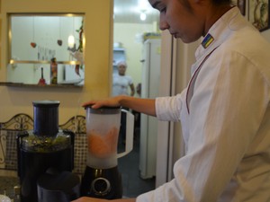 Suco de abacaxi com hortelã e  morango sendo preparados (Foto: Graziela Miranda/G1)