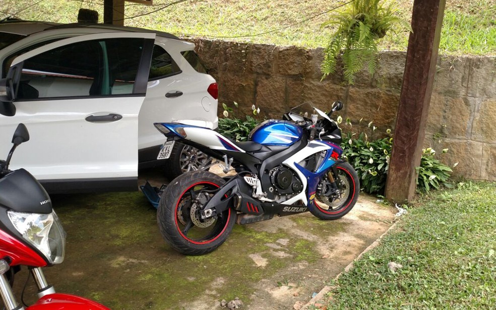 Carros e motos apreendidas em operação nesta quarta-feira(26)  (Foto: Divulgação/Polícia Civil do Rio de Janeiro )