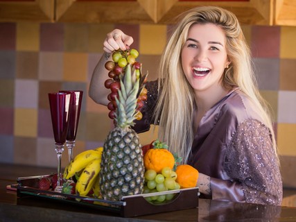 Aline se deliciando com frutas no café da manhã do spa Bardot. "Tenho comido muitas frutas durante a gravidez"