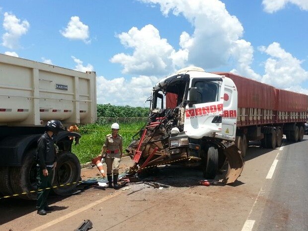 Acidente entre carreta e bitrem deixa um ferido na BR-153, em Goiânia Goiás (Foto: Eduardo Silva/TV Anhanguera)