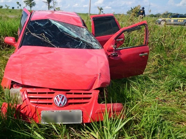 Durante fuga, trio capotou carro furtado de sargento aposentado na BR-364 (Foto: Divulgação/PRF-AC)