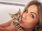 De sutiã, ex-BBB Renatinha tem seu momento 'Felícia' com gatinho