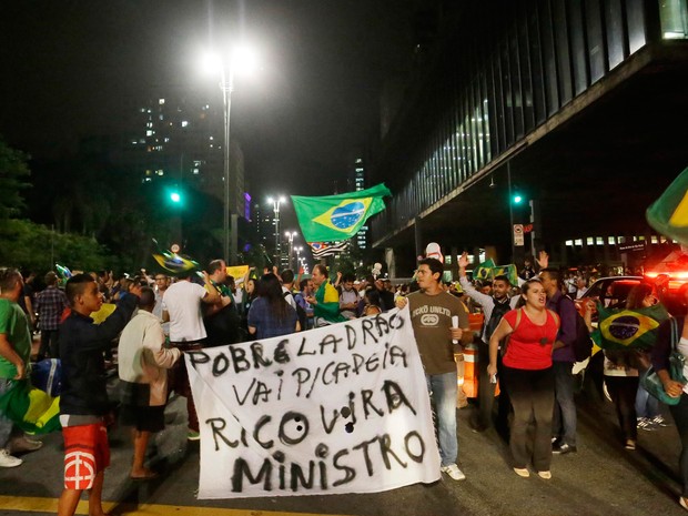 Pessoas realizam um protesto na avenida Paulista contra a nomeação do ex presidente Luiz Inácio Lula da Silva como ministro da Casa Civil do governo Dilma Rousseff, durante a noite desta quarta (Foto: Nelson Antoine/FramePhoto/Estadão Conteúdo)