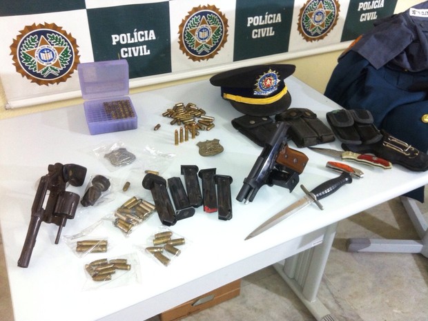 Armas e fardas foram apreendidas na casa do suspeito (Foto: Eric Soares/ TV Globo)