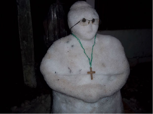 Boneco de neve do Papa Francisco foi feito em Guarapuava (Foto: Daniel de Andrade/ VC no G1)